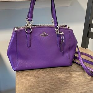 has 3 sections, comes with detachable strap